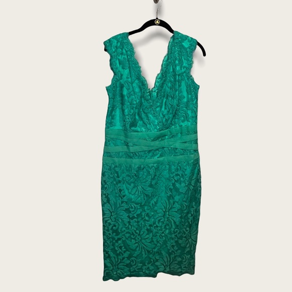 Tadashi Shoji Emerald Green V Neck Lace Sheath Dress size 16 - Picture 15 of 16